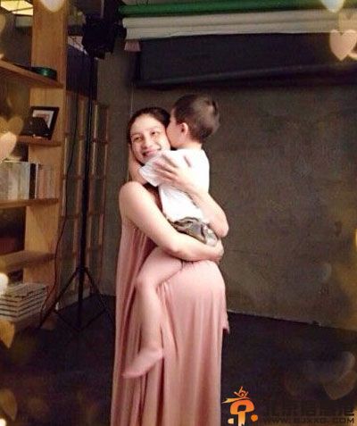 沙溢胡可再得一子小鱼儿 与大儿子安吉似双胞胎