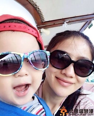 沙溢胡可再得一子小鱼儿 与大儿子安吉似双胞胎