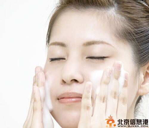 学会洗脸的正确方法 有利于肌肤<a href='http://www.bjxxg.cn/health/' target='_blank'><u>健康</u></a>
