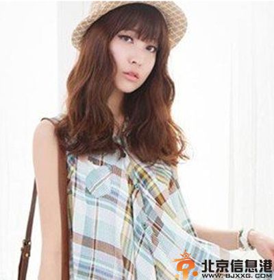 波浪卷长发烫发发型图片 随性自然女生发型