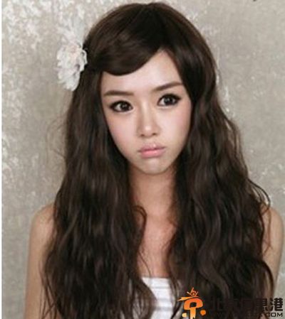 波浪卷长发烫发发型图片 随性自然女生发型