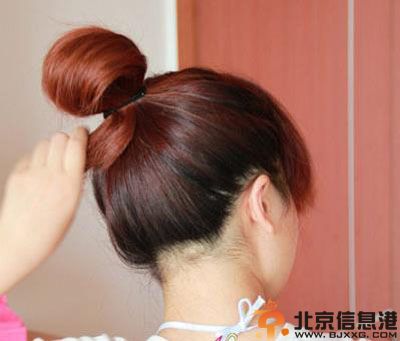 自己DIY美美丸子头 教你蓬松丸子头扎法图解