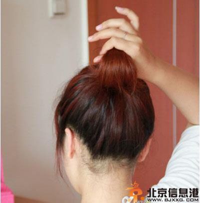 自己DIY美美丸子头 教你蓬松丸子头扎法图解