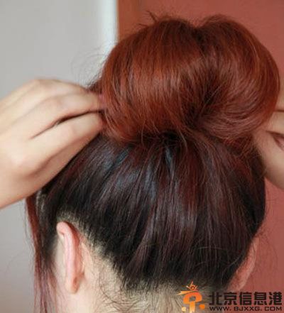 自己DIY美美丸子头 教你蓬松丸子头扎法图解