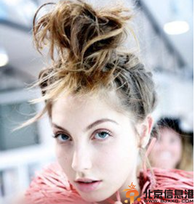 欧式丸子头的扎法图解 打造你的时尚风格