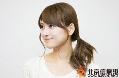 蓬松马尾辫的扎法图解 显露高贵气质