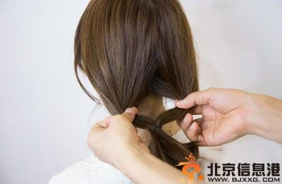 蓬松马尾辫的扎法图解 显露高贵气质