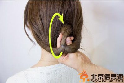 蓬松马尾辫的扎法图解 显露高贵气质