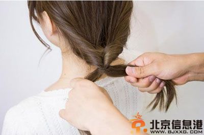 蓬松马尾辫的扎法图解 显露高贵气质