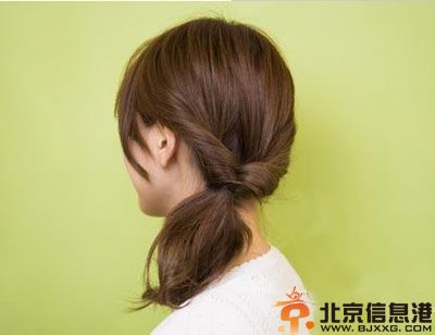 蓬松马尾辫的扎法图解 显露高贵气质