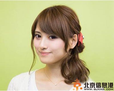 蓬松马尾辫的扎法图解 显露高贵气质