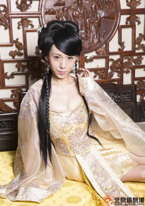 嫩模刘希儿露乳贴走光图片 国战水浒饰演李师师