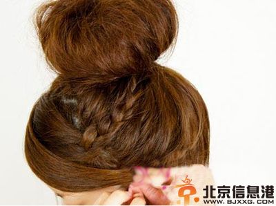 赏析韩式丸子头的扎法图解 让你气质提升十倍