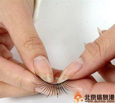 分享假睫毛的贴法图解 让你的眼睛瞬间放大无数倍