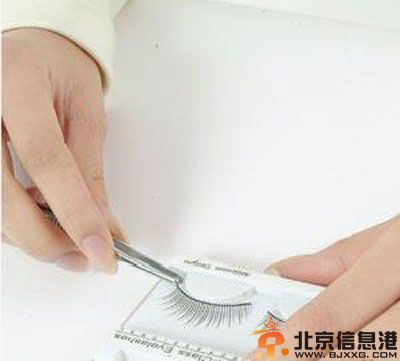 分享假睫毛的贴法图解 让你的眼睛瞬间放大无数倍
