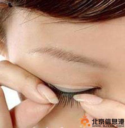 分享假睫毛的贴法图解 让你的眼睛瞬间放大无数倍