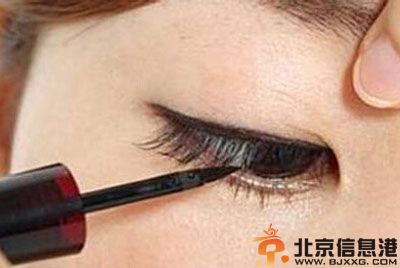 怎样画眼线不晕妆 化妆菜鸟变高手之眼线画法