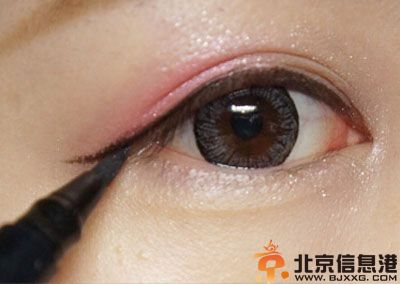 怎样画眼线不晕妆 化妆菜鸟变高手之眼线画法