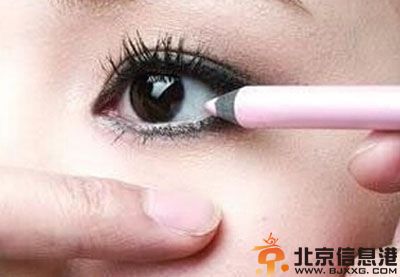 怎样画眼线不晕妆 化妆菜鸟变高手之眼线画法