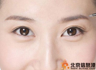 怎样画眼线不晕妆 化妆菜鸟变高手之眼线画法