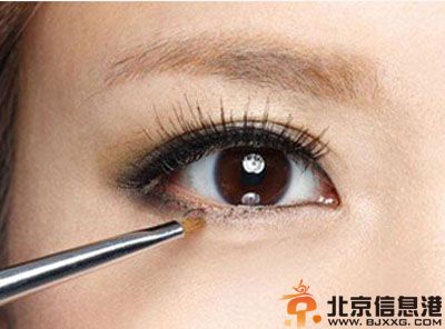 单眼皮眼妆怎么画 单眼皮女孩眼妆画法步骤图解
