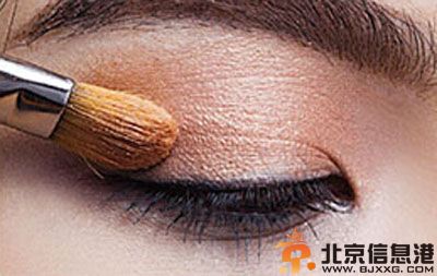 眼线怎么画好看图解 眼线新画法打造复古眼妆