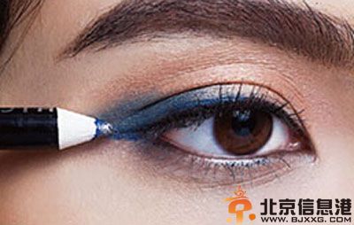 眼线怎么画好看图解 眼线新画法打造复古眼妆