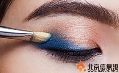 眼线怎么画好看图解 眼线新画法打造复古眼妆