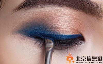 眼线怎么画好看图解 眼线新画法打造复古眼妆