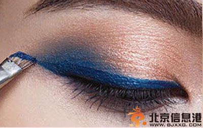 眼线怎么画好看图解 眼线新画法打造复古眼妆