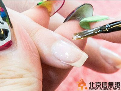 法式美甲步骤图解 让指尖也感受法式浪漫