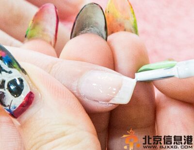 法式美甲步骤图解 让指尖也感受法式浪漫