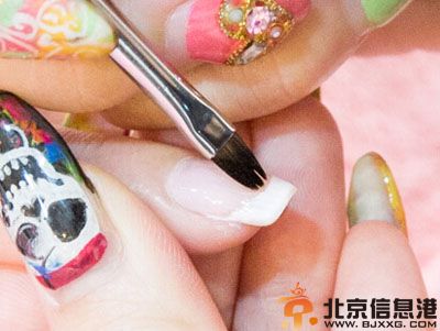 法式美甲步骤图解 让指尖也感受法式浪漫