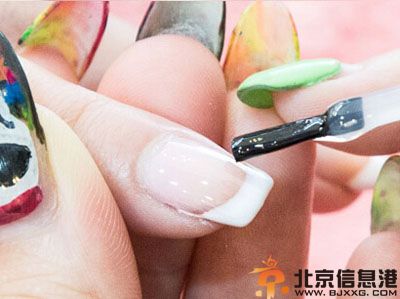 法式美甲步骤图解 让指尖也感受法式浪漫