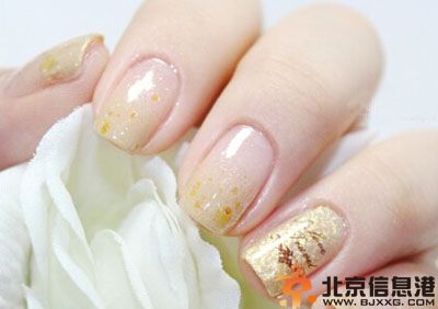 渐变美甲怎么做 小编教你金色渐变美甲教程图解