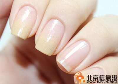 渐变美甲怎么做 小编教你金色渐变美甲教程图解