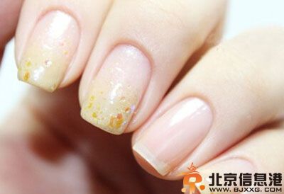 渐变美甲怎么做 小编教你金色渐变美甲教程图解