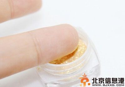 渐变美甲怎么做 小编教你金色渐变美甲教程图解