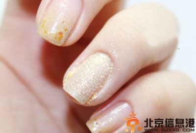渐变美甲怎么做 小编教你金色渐变美甲教程图解