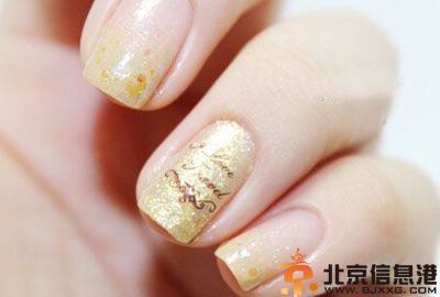 渐变美甲怎么做 小编教你金色渐变美甲教程图解
