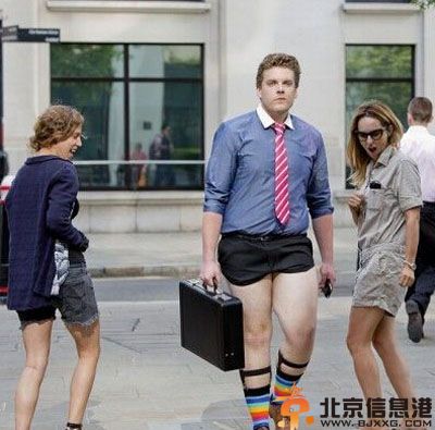 搞笑图片女有齐B短裙 男有齐蛋短裤