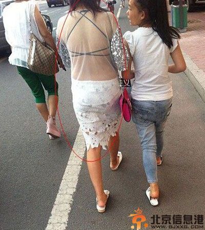 搞笑图片女有齐B短裙 男有齐蛋短裤