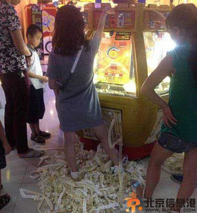搞笑图片女有齐B短裙 男有齐蛋短裤