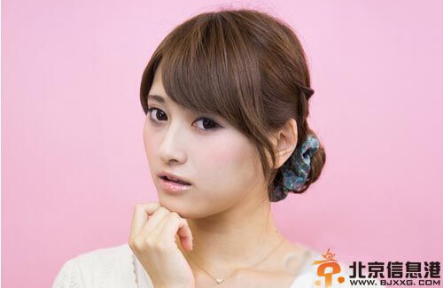 减龄丸子头的扎法图解 打造甜美减龄丸子头