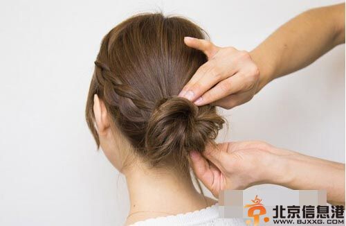 减龄丸子头的扎法图解 打造甜美减龄丸子头