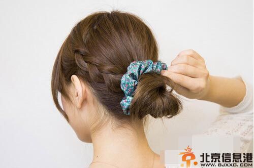 减龄丸子头的扎法图解 打造甜美减龄丸子头