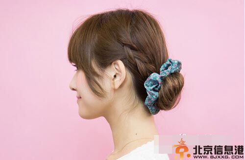 减龄丸子头的扎法图解 打造甜美减龄丸子头