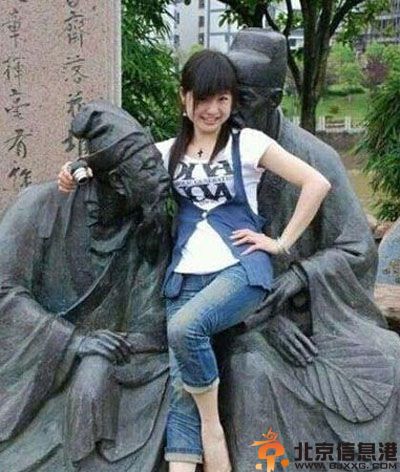 搞笑图片总有一人毁照片 后面的大爷你够了