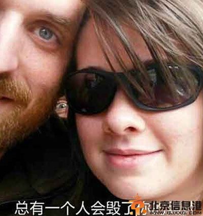 搞笑图片总有一人毁照片 后面的大爷你够了