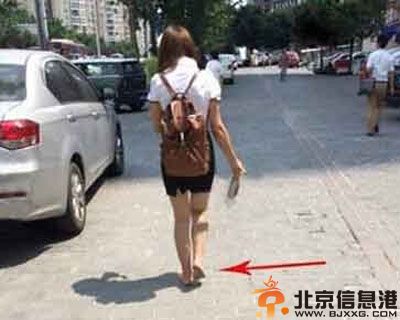 搞笑图片总有一人毁照片 后面的大爷你够了